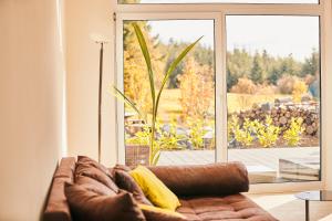 LangenfeldBildstein's "Dharamsala"的客厅设有一张沙发,配有大窗户