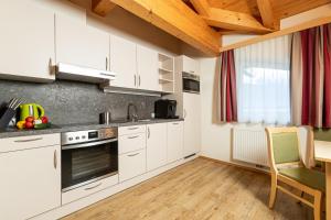 Kuchnia lub aneks kuchenny w obiekcie Appartements Olympia