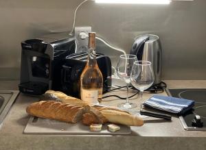 een tafel met een fles wijn, brood en wijnglazen bij Cannes Marina Mandelieu in Mandelieu-la-Napoule