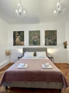 - une chambre avec un lit et 2 serviettes dans l'établissement Lux Apartmans, à Pula