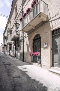budynek z kwiatami w oknie na ulicy w obiekcie Dimore D'Avalos Boutique bed & breakfast w mieście Vasto