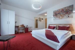 En eller flere senge i et værelse på Austrian Palace Hotel