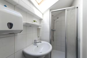 Koupelna v ubytování Guesthouse Sonnegg + 37 fotografií