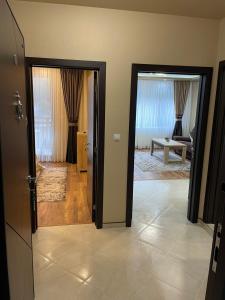 una puerta abierta a una habitación con sala de estar en Апартамент ВАНЕСА, en Velingrad