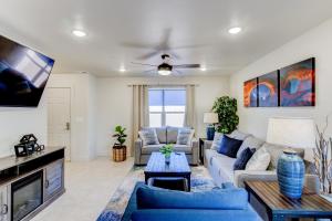 ein Wohnzimmer mit einem Sofa und einem TV in der Unterkunft Luxury 2 Bedroom Condos - Moab Elevated in Moab
