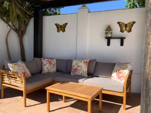 Posedenie v ubytovaní Family villa with pool, walk to beach, restaurants and shopping