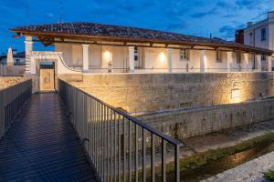 ein Gebäude mit einer Treppe vor einem Gebäude in der Unterkunft Casa vacanze alle Mura in Cividale del Friuli