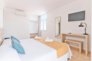 Postel nebo postele na pokoji v ubytování Suncoast Ibiza Hotel - Adults Only -