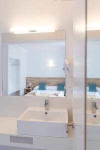 Koupelna v ubytování Suncoast Ibiza Hotel - Adults Only -