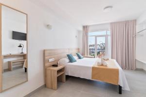Postel nebo postele na pokoji v ubytování Suncoast Ibiza Hotel - Adults Only -