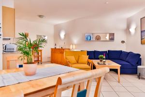 Ruang duduk di Apartment Ostseerose ein Strandkorb ist im Sommer inclusive