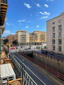 una vista da un balcone di una strada con edifici di I Bastioni Apartment a Palermo