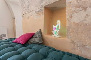 a room with a blue couch and a window at Dimora la Pinta ‘700 in Gallipoli