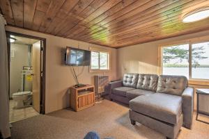 Gallery image of Cozy Cabin with Deck and Private Dock on Nelson Lake! in Hayward