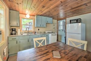 Gallery image of Cozy Cabin with Deck and Private Dock on Nelson Lake! in Hayward +16 photos