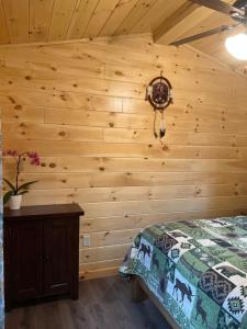 A bed or beds in a room at Lincoln Log Cabins