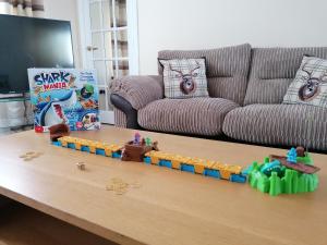 un tren de juguete en una mesa de café delante de un sofá en Beautiful three bedroom seaside retreat en Prestonpans