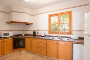 Kuchyň nebo kuchyňský kout v ubytování Villa Roig by Villa Plus
