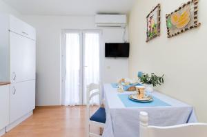 TV a/nebo společenská místnost v ubytování Apartments Damir