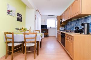 Kuchyň nebo kuchyňský kout v ubytování Apartments Damir