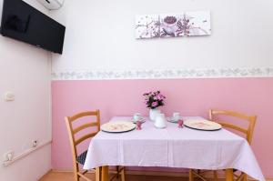 TV a/nebo společenská místnost v ubytování Apartments Damir
