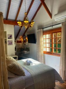 a bedroom with a bed and a window at Pousada La Lavande in Gramado