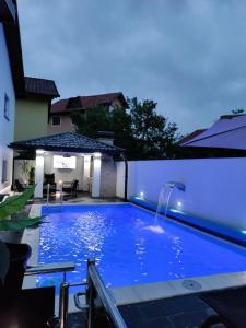 een groot blauw zwembad met een fontein bij Apartman Kiss in Jajce