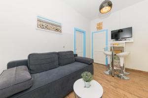 een woonkamer met een bank en een tafel bij Holiday Home Lavanda in Iž Mali