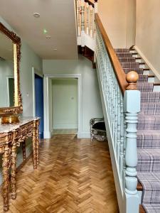 uma escada numa casa com um espelho e uma mesa em Magmell Townhouse em Wicklow