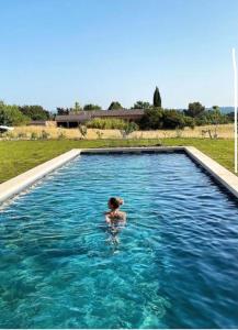 una persona che nuota in una piscina di La Soleillade Aixoise ad Aix en Provence