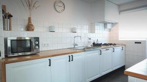 Una cocina o kitchenette en huisje Zomervreugd