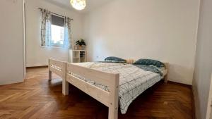 ein Schlafzimmer mit einem Holzbett in einem Zimmer in der Unterkunft Apartment Carina 2 in Koper