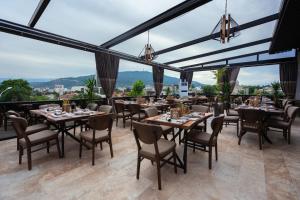 Nespecifikovaný výhled na hory nebo výhled na hory při pohledu z hotelu