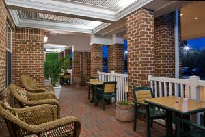 Reštaurácia alebo iné gastronomické zariadenie v ubytovaní Country Inn & Suites by Radisson, Williamsburg Historic Area, VA