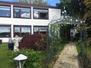 a garden in front of a house with a gate at Ferienwohnung Rogi in Bad Wildungen