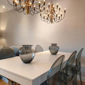 - une salle à manger avec une table blanche et des vases dans l'établissement Mediterranean Barcelona Apartments, à Barcelone