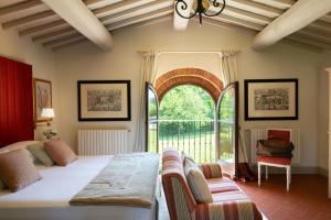 sypialnia z dużym łóżkiem i dużym oknem w obiekcie I BORRIGIANI - Il Borro Toscana w mieście San Giustino Valdarno