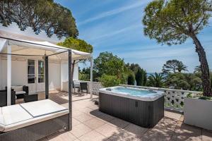 a hot tub in the backyard of a house at La Villa Mauresque in Saint-Raphaël