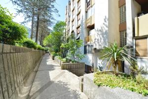 una acera vacía junto a un edificio en Unico apartman, en Kotor