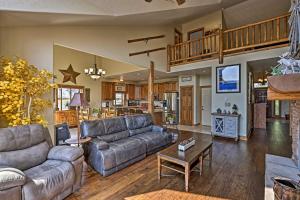 Φωτογραφία από το άλμπουμ του Golf, Ski and Hike Luxe Group Getaway in Granby! σε Granby