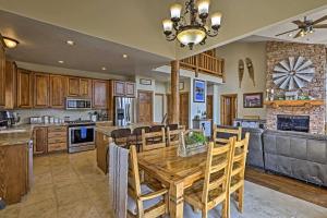 Φωτογραφία από το άλμπουμ του Golf, Ski and Hike Luxe Group Getaway in Granby! σε Granby