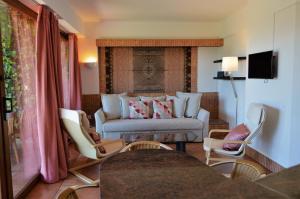 uma sala de estar com um sofá e cadeiras em Seaside Villa em Santa Luzia