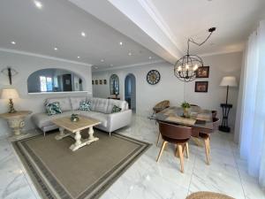 Posedenie v ubytovaní Family villa with pool, walk to beach, restaurants and shopping