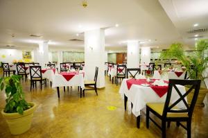 シャルム・エル・シェイクにあるFalcon Naama Star Hotelの赤と白のテーブルと椅子が備わるレストラン