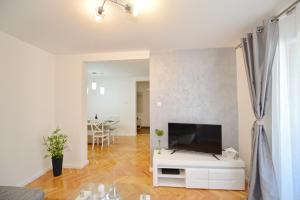 Una televisión o centro de entretenimiento en Unico apartman