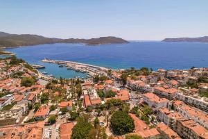 uma vista aérea de uma cidade e de uma massa de água em Lobelya Suites em Kas