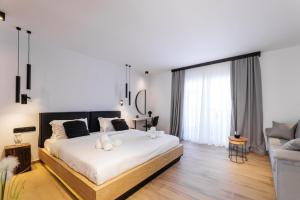 Postel nebo postele na pokoji v ubytování Kentro Luxury Suites