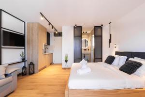 Postel nebo postele na pokoji v ubytování Kentro Luxury Suites