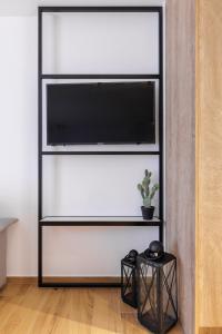 TV a/nebo společenská místnost v ubytování Kentro Luxury Suites