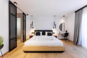 Postel nebo postele na pokoji v ubytování Kentro Luxury Suites